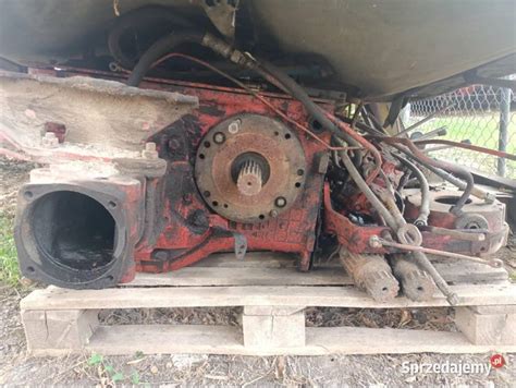 Rozłożony mechanizm WOM ciągnika MTZ z zaznaczonymi elementami