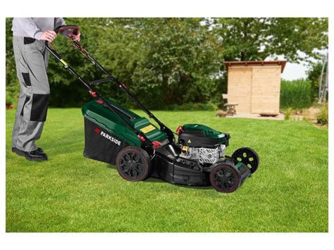 Ilustracja kosiarki elektrycznej Gardenline w użyciu na zielonym trawniku