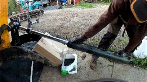 Zdjęcie przedstawiające proces wymiany siłownika teleskopowego w ładowarce JCB