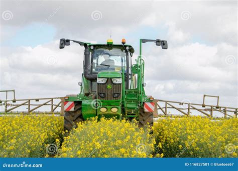 Zdjęcie opryskiwacza John Deere R4040i pracującego w polu