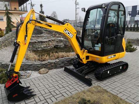 Mini koparka JCB 8018 pracująca w ograniczonej przestrzeni miejskiej.