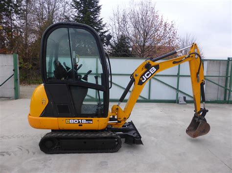 Używana koparka JCB 8018 na placu budowy, pokazująca jej kompaktowość.