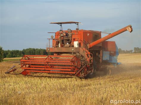 Zdjęcie kombajnu Bizon Z056 na polu podczas żniw