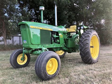 Ciągnik John Deere Model 3010 z 4-cylindrowym silnikiem