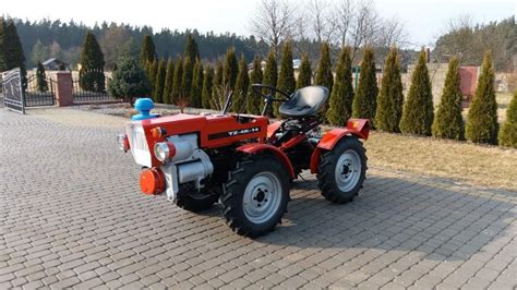 Ciągnik TZ-4K14 z zamontowanymi obciążnikami na kołach