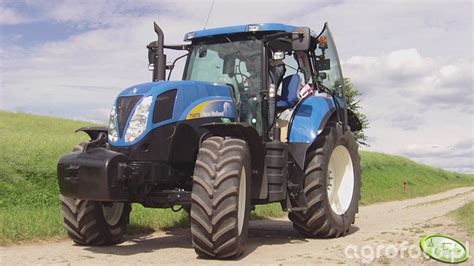 Zdjęcie ciągnika New Holland T6070 Plus w polu