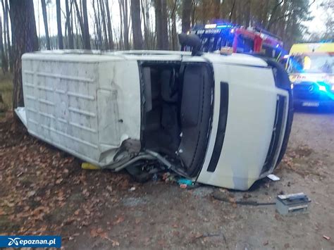 zdjęcie przedstawiające policjanta udzielającego pomocy poszkodowanemu w wypadku rolniczym