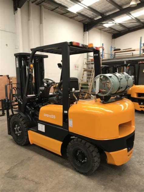 Thematic photo of a 3.5-ton internal combustion forklift operating in a warehouse