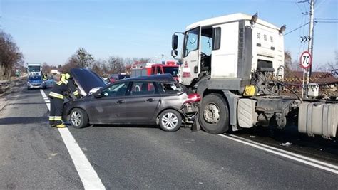 Schemat przedstawiający wypadek drogowy z udziałem ciągnika i samochodu osobowego
