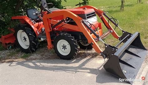 zdjęcie ciągnika ogrodniczego Kubota B1200 w pracy