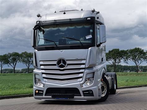 Widok zewnętrzny ciągnika siodłowego Mercedes-Benz Actros 1851 z naczepą chłodnią