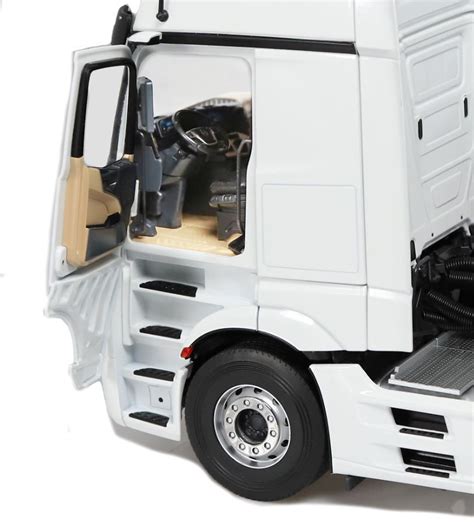 Układ wnętrza kabiny Mercedes-Benz Actros GigaSpace z podziałem na strefę pracy i wypoczynku
