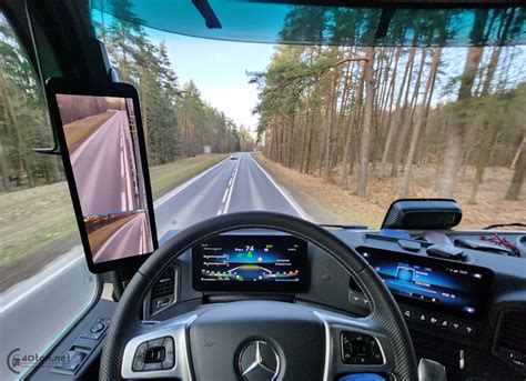 Widok z kabiny na drogę podczas jazdy Mercedesem Actros