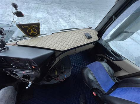 Detale wnętrza kabiny Mercedes-Benz Actros, np. stolik lub panel sterowania