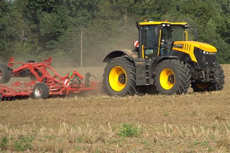zdjęcie ciągnika JCB Fastrac w transporcie z przyczepą