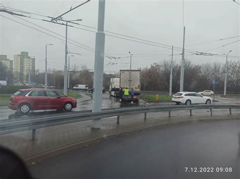 zdjęcie ciągnika siodłowego w ruchu drogowym