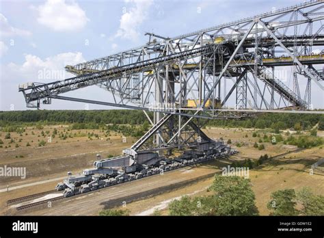Schematyczny przekrój Overburden Conveyor Bridge F60 z zaznaczonymi wymiarami