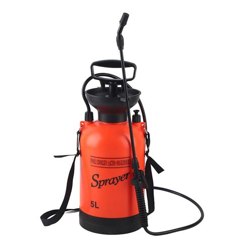 Zdjęcie przedstawiające opryskiwacz w użyciu w ogrodzie, z widocznymi paskami na plecach i regulowaną lancą.