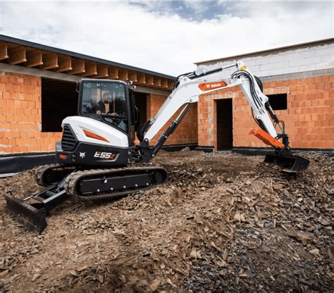 Zdjęcie minikoparki Bobcat E55z podczas prac rozbiórkowych.