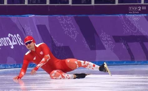 Artur Nogal upada na starcie wyścigu na 500m podczas Igrzysk Olimpijskich w Pjongczangu 2018 (screen z TVP)