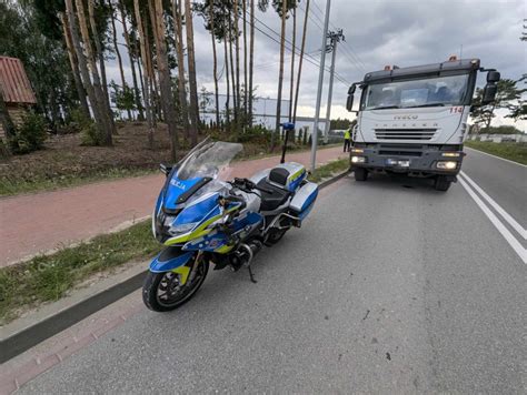 Ilustracja drogi z ciężarówką i motocyklem policyjnym