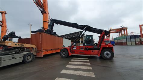 Reachstacker Kalmar w akcji na terminalu kolejowym BCT Gdynia, z widocznymi kontenerami i elementami infrastruktury kolejowej.