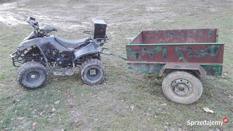 quad z podczepioną przyczepką transportową