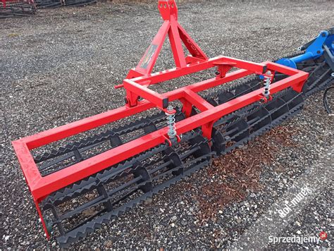 Zdjęcie kultywatora Unia Grudziądz o szerokości roboczej 2,4 m, z widocznymi zębami sprężynowymi.