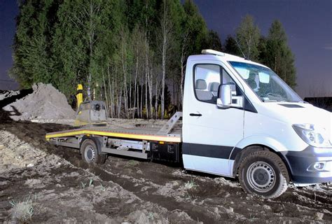 Zdjęcie specjalistycznego pojazdu transportowego z załadowaną maszyną budowlaną