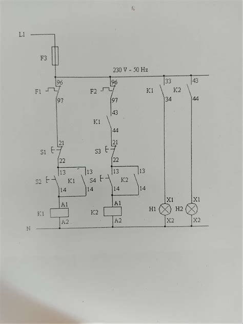 Schemat elektryczny koparko-ładowarki z zaznaczonymi przekaźnikami i bezpiecznikami