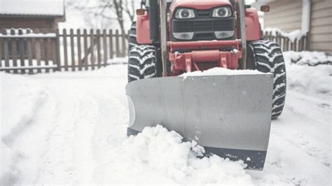 Schemat przedstawiający montaż pługa do śniegu do traktorka-kosiarki.