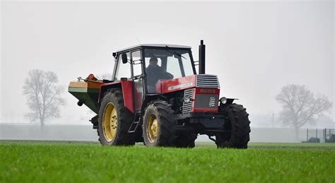 Infografika porównująca dane techniczne Ursusa 1224 Turbo i Ursusa 1224