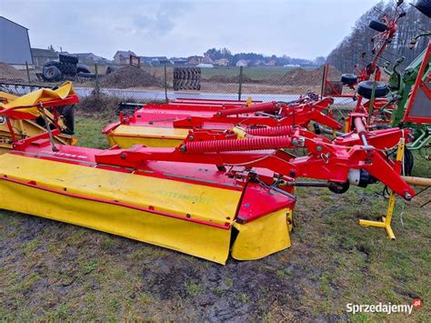 Schemat porównujący kosiarki bębnowe i dyskowe z zaznaczeniem ich głównych cech.