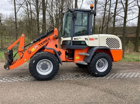 Zdjęcie ładowarki kołowej Terex TL100 z różnymi osprzętami