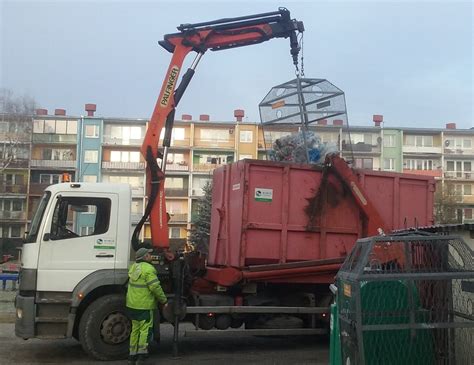 zdjęcie ładowacza pracującego przy śmieciarce