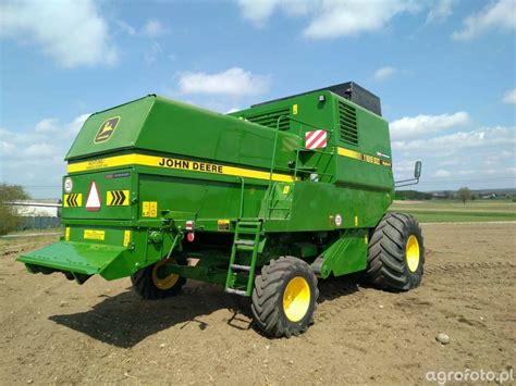 zdjęcie kombajnu John Deere 1188 Hydro 4 w pracy na polu