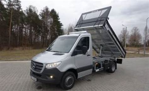 Mała wywrotka typu Mercedes Sprinter na placu budowy z wysypywanym kruszywem