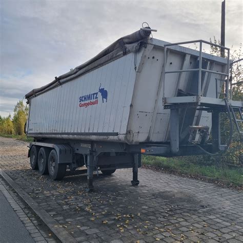 przyczepa wywrotka Schmitz Cargobull Z.KI podczas manewrowania na placu budowy