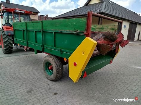 Tematyczne zdjęcie przedstawiające rozrzutnik obornika konny w akcji na polu