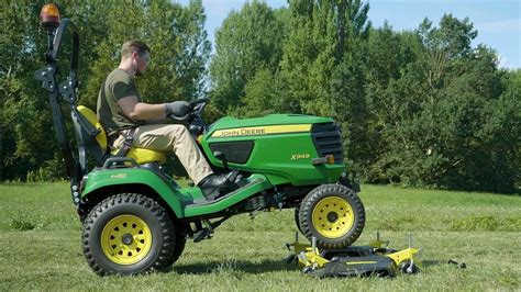 Przekrój agregatu koszącego John Deere z opisem funkcji mulczowania i wyrzutu bocznego