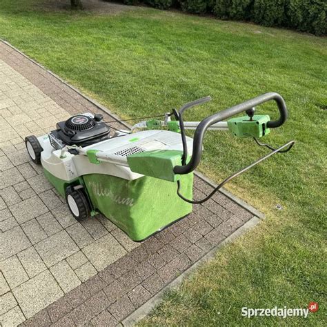 Zdjęcie traktorka kosiarki Viking z widocznymi cechami charakterystycznymi modelu.