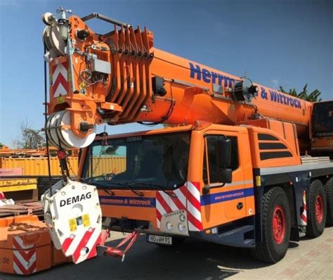 Schemat gabarytów żurawia Demag AC 250-5 w pozycji transportowej