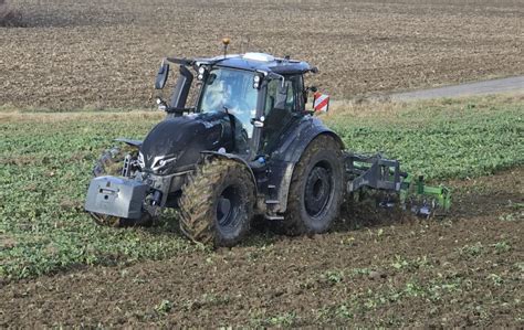 Ciągnik Valtra Serii T HiTech w pracy z pługiem Kverneland