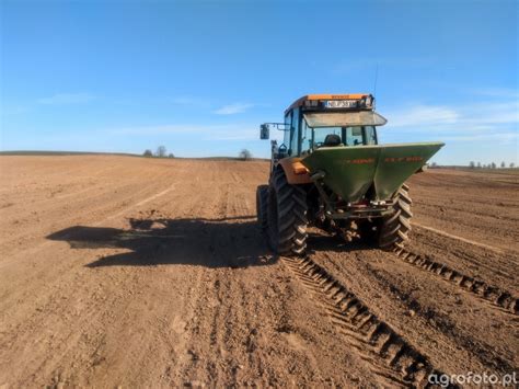 Zdjęcie rozsiewacza Amazone ZA-F 402 w akcji, z widocznym strumieniem nawozu
