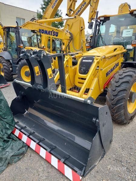 Zdjęcie koparko-ładowarki Komatsu WB97S w akcji