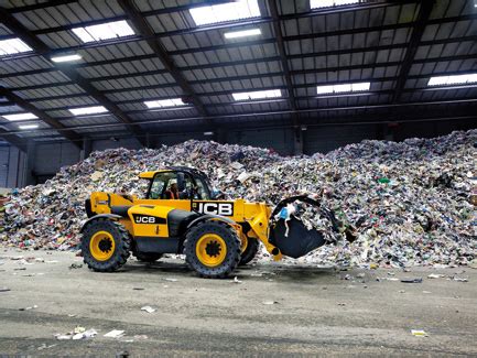 Nośnik teleskopowy JCB 550-80 z chwytakiem do śmieci i recyclingu