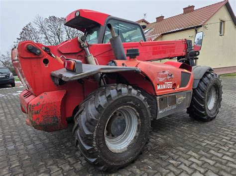 Ładowarka teleskopowa Manitou MLT 845 podczas załadunku odpadów