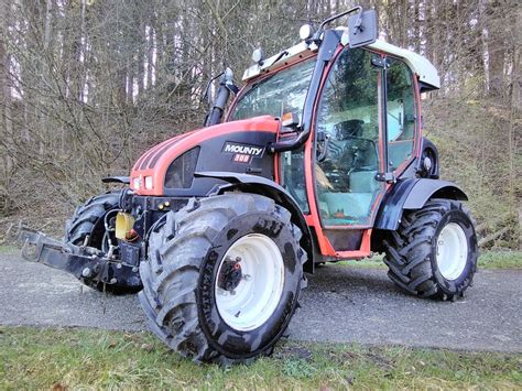 Zdjęcie ciągnika Reform Mounty pracującego na zboczu
