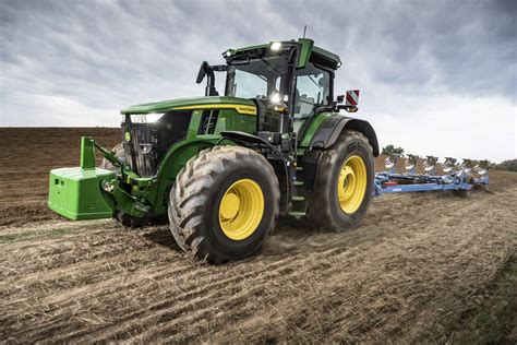 Zdjęcie ciągnika John Deere pracującego w polu