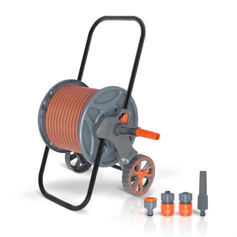 Ilustracja przedstawiająca system mycia obudowy traktorka z podłączonym wężem ogrodowym.